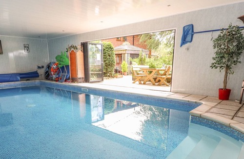 Pantymwyn Apartment | THE BRACKENS, romantic, with pool in Pantymwyn