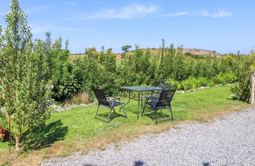Amlwch Cottage | THE CABIN, pet friendly, with hot tub in Amlwch