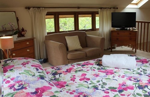 Flaxley Cottage | THE CIDER BARN, romantic, with a garden in Newnham-On-Severn