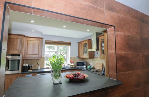 Winchester Cottage | THE DACHA, family friendly, with a garden in Winchester