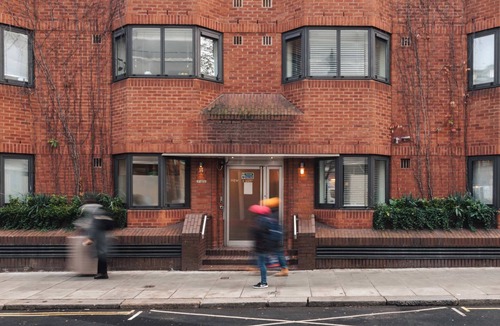 Warwick Apartment | The Eccleston - Bright 2BR in Belgravia