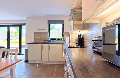 Dundonald Apartment | The Greenway Getaway - Freshly Renovated 2 Bed, 2 Bath Garden Apartment