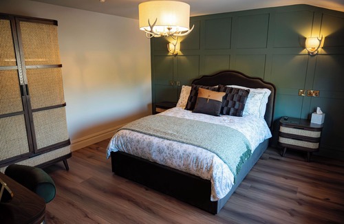Strumpshaw Hotel | The Huntsman