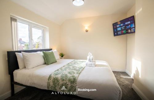 Mangotsfield House | The Jungle Comfy & Spacious 3BR by AltoLuxo Short Lets & Serviced Accommodation With Free WiFi & Parking