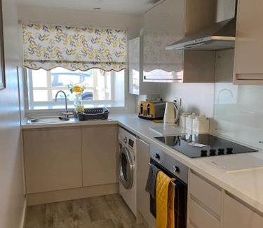Newbridge Apartment | The Lions Den flat at the red lion public house.