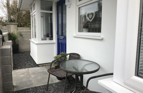 Vale of Glamorgan House | THE LODGE.New Cosy contemporary property positioned a Few mins walk to the beach