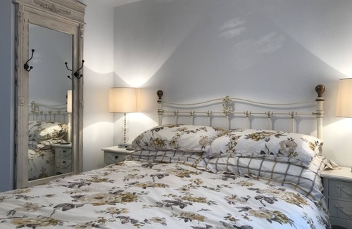 Vale of Glamorgan House | THE LODGE.New Cosy contemporary property positioned a Few mins walk to the beach