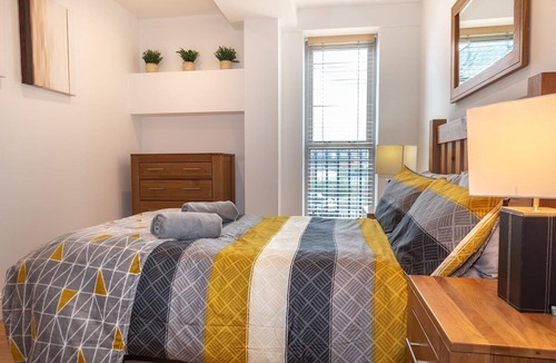 Newbury Apartment | The Old Library - Modern Apartment near the Train Station and Racecourse