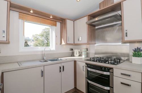 Tiptoe Cottage | THE OLIVE LODGE, 227 SYCAMORE, pet friendly, with pool in New Milton