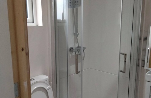 Coleraine Cabin | The Place Cabin | King Bed, Ensuite & Kitchenette 7minutes to Portrush beach