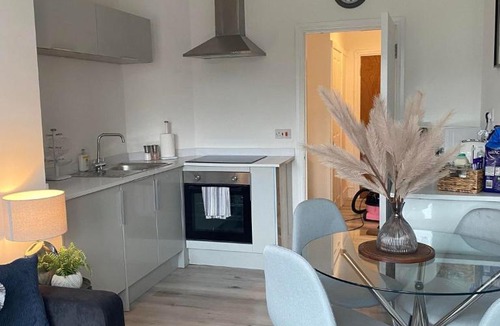 Kenfig Hill Apartment | The Retreats 2 Kenfig Hill Pet Friendly 2 Bedroom Flat with King Size bed twin beds and sofa bed sleeps up to 5 people