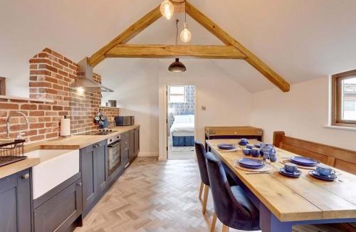 Malmesbury House | The Rookery 2 bedroom barn, hot tub, dog friendly