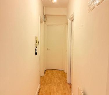 Whitechapel House | The settle Nest- Bright Semi Double room for 2ppl with shared bathroom-10 minutes to Aldgate East Station, close to central London,