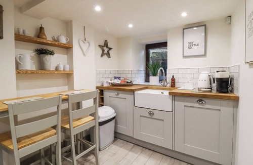 Haworth Cottage | THE SNUG ON THE COBBLES, romantic, with a garden in Haworth