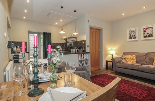 Ross-on-Wye Cottage | THE STABLE, character holiday cottage, with hot tub in Deepdean