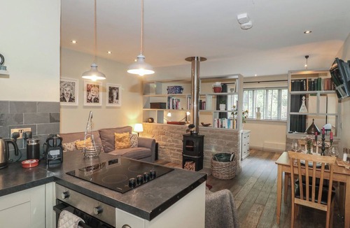 Ross-on-Wye Cottage | THE STABLE, character holiday cottage, with hot tub in Deepdean