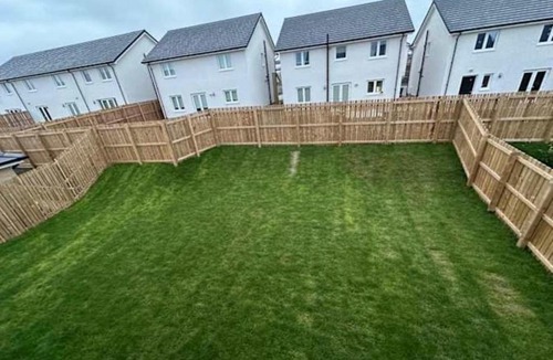 Motherwell House | The Thistle - Room with attached Bath- Free Parking & WIFI, Shared House