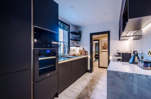 Old Windsor House | The Windsor Tapestries - Hot Tub, Dog Friendly, Free Parking