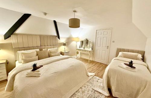 Abergavenny House | THREE BEDROOM Rural, relaxing and peaceful,DOGS welcome! With Cymru Holidays