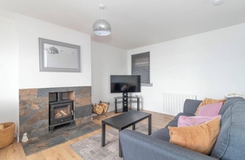 Montrose Apartment | Three Bedroom Stylish Seafront Apartment (Pet Friendly)