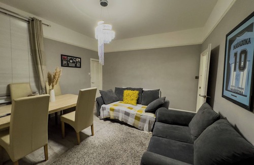 Droylsden House | Tomelle Manchester- Stylish, Fully equipped home. Ideal for Etihad & Coop Live