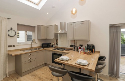 Newbridge House | TORINO LODGE, pet friendly, with a garden in Newbridge, Caerffili