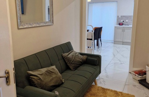 Belmullet House | Townhouse Sleeps 8 - Garden, Wifi, Free Parking