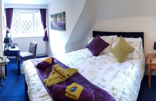 Esher Bed & Breakfast | Tranquil space with hot tub in Surrey