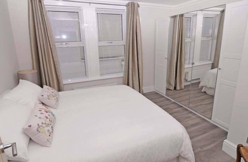 Lee-on-the-Solent Apartment | Twenty One-A - an apartment that sleeps 6 guests in 3 bedrooms