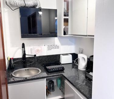 Headington House | Twin or Single Private Room Near Brookes University, Oxford Hospitals and EF Language College, Headington Oxford B