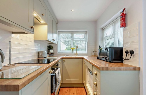 Bourton-on-the-Water Cottage | Two bedroom holiday cottage with garden and off-street parking, Bourton-on-the-Water - North House