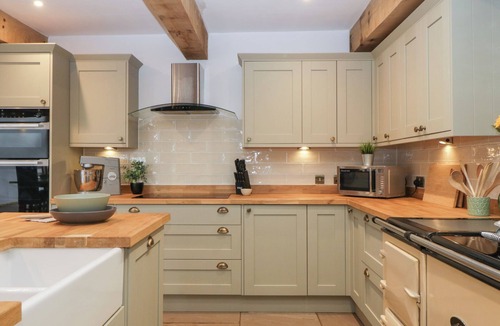 Ross-on-Wye Cottage | TWO PARKS BARN, with open fire in Ross-On-Wye