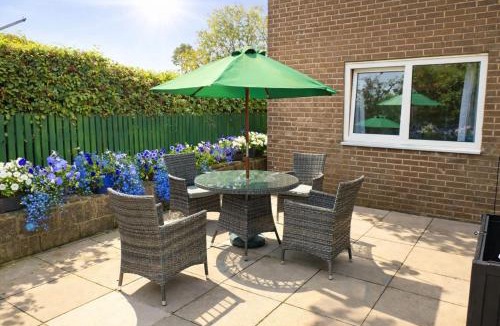 Pendine House | Ty Ardd - modern bungalow close to Pendine Beach - 1 DOG GOES FREE