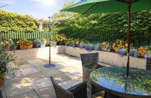 Pendine House | Ty Ardd - modern bungalow close to Pendine Beach - 1 DOG GOES FREE