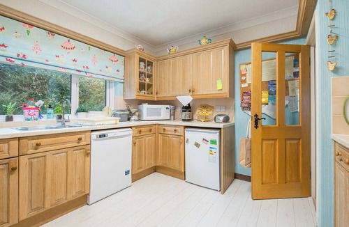 Tenby Cottage | Ty Gwyn, Holiday Cottage Manorbier, Sleeps 8, 4 bedrooms, bathrooms