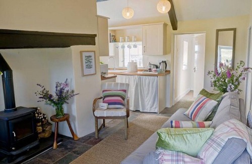 Ty Croes Cottage | Tyn Towyn - a coastal that sleeps 4 guests in 2 bedrooms
