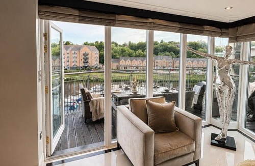 Grangetown Apartment | Ultra-Luxe 3BD, 2BR Penthouse, One of a Kind