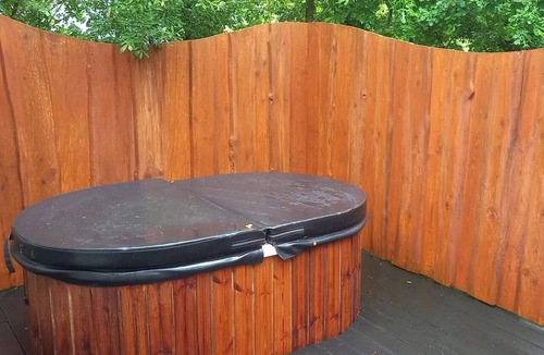 Ardnatrush House | Unique Retreat Sleeps 2 with Hot Tub & Pets Ok