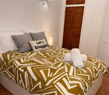 Prince's Apartment | Vauxhall, river Thames, Big Ben Retreat, Central London family Stay