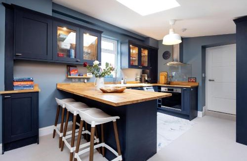 Sands End House | Veeve - The Cobalt Cottage