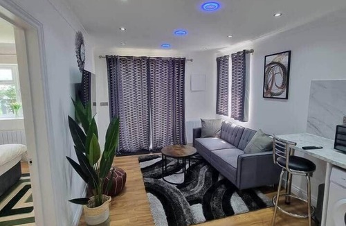 Little Holland Apartment | Very Cosy & Lovely 1 Bed Garden Apartment