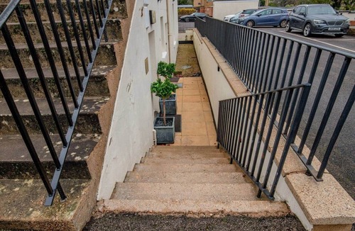 Cheltenham Apartment | Victorian 2-Bed Apartment + Parking