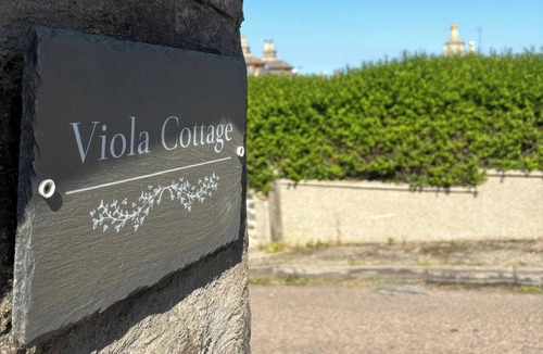 St Combs Cottage | VIOLA COTTAGE, pet friendly, character holiday cottage in Fraserburgh
