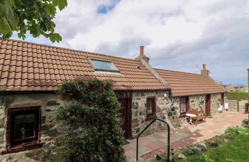St Combs Cottage | VIOLA COTTAGE, pet friendly, character holiday cottage in Fraserburgh