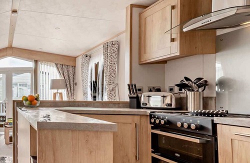New Forest District Ski Chalet | Vivian Lodge- Pet-Friendly Chalet w/WiFi in New Forest