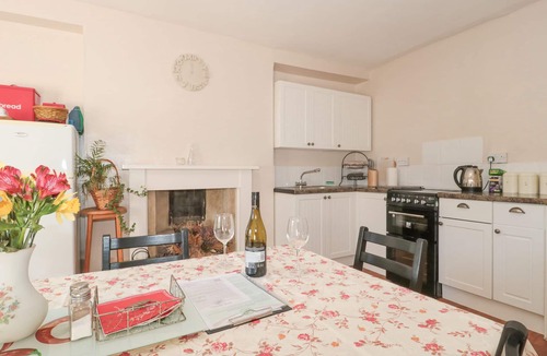 Dursley Apartment | WARDS COURT 2, family friendly, with a garden in Frampton On Severn
