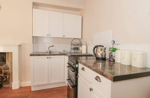 Dursley Apartment | WARDS COURT 2, family friendly, with a garden in Frampton On Severn