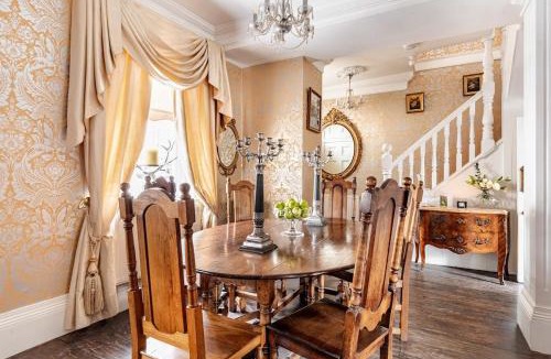 Warwick Town Centre House | Warwick Centre Townhouse Castle views
