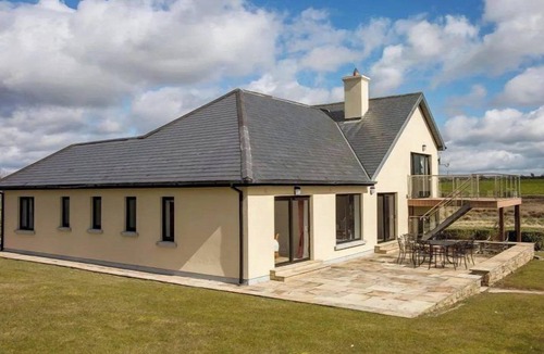 Ardmore Villa | Waterford Villa - 5 Bed - Sleeps 10 - Parking