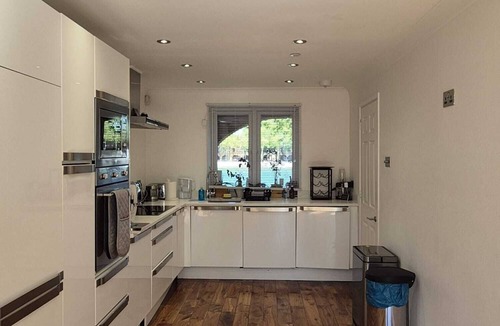 Surrey Docks House | Waterfront Townhouse w/AC + Sauna. Subway + River Boat - Fast to Central